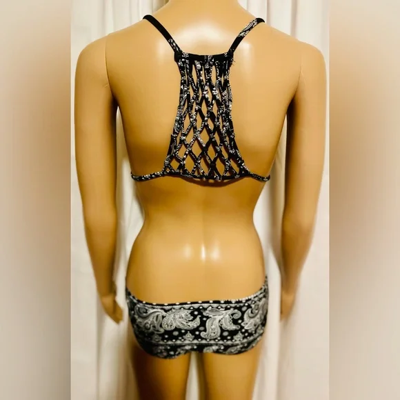 🛝Wet Seal Black and White Swimsuit Size 6🏖️ - Picture 2 of 3